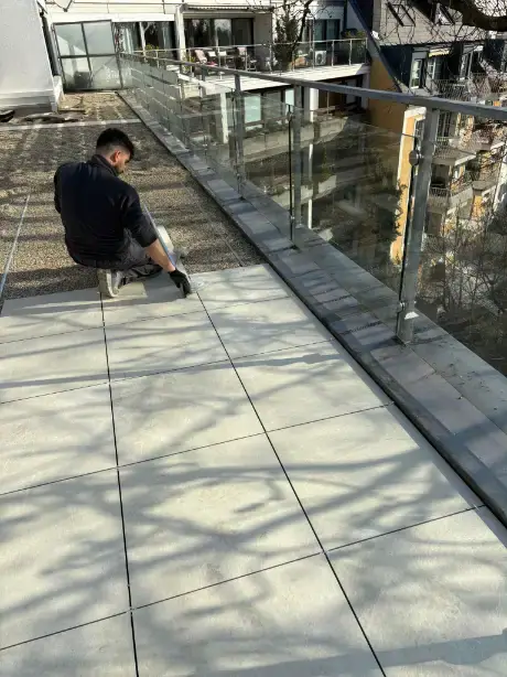 Dachterrasse Wien Muyas Fliesenleger – Plattenverlegung auf splittbett