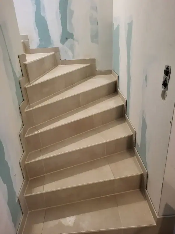 Gewendelte Innenstiege, Stufen und Setzstufen mit Fliesen belegt