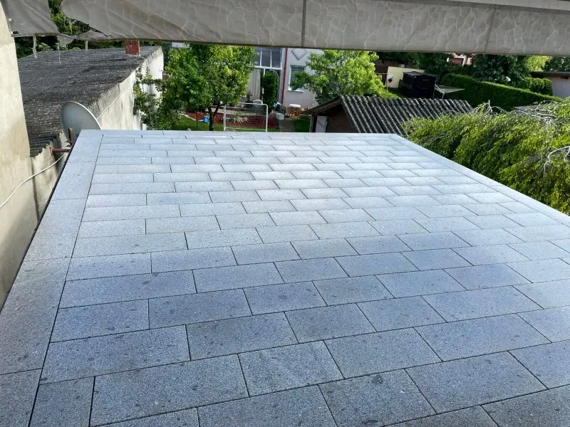 Terrasse mit verlegten Granitplatten im Verband