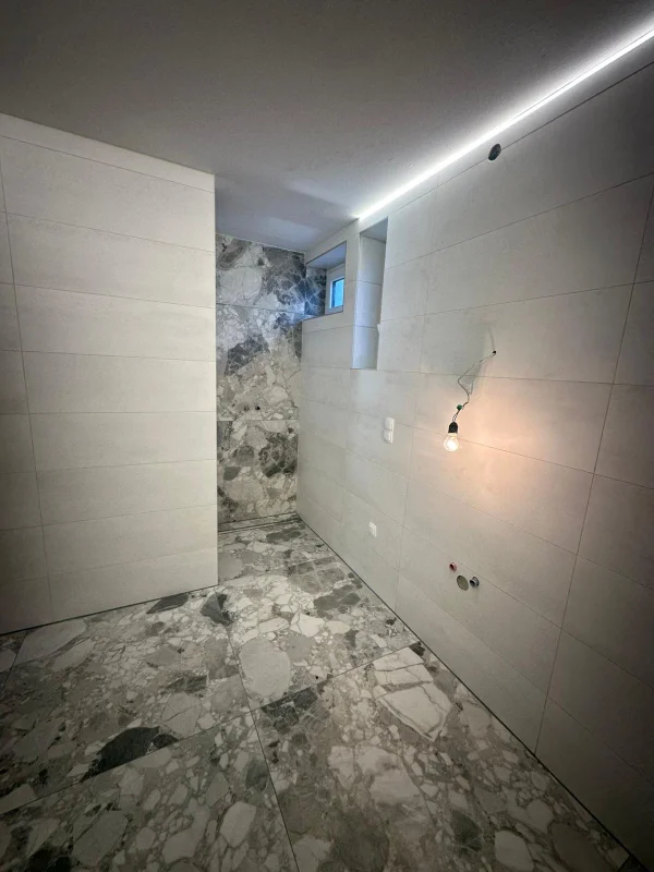 Boden in Terrazzo-Natursteinoptik im Bad